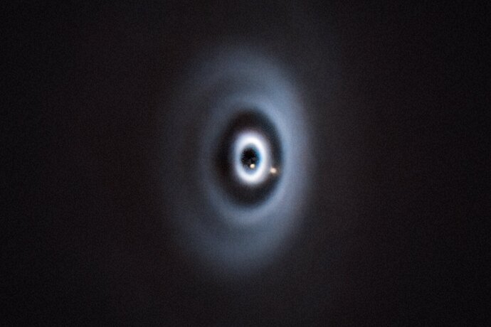 Dva eksoplaneta okoli mlade zvezde