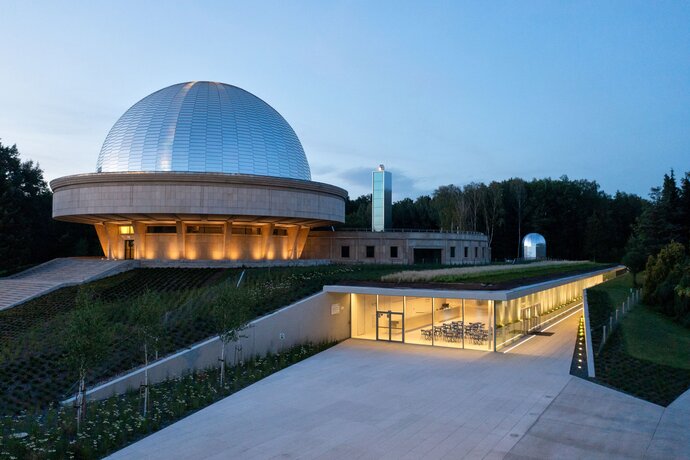 Temna stran Lune o planetarijih