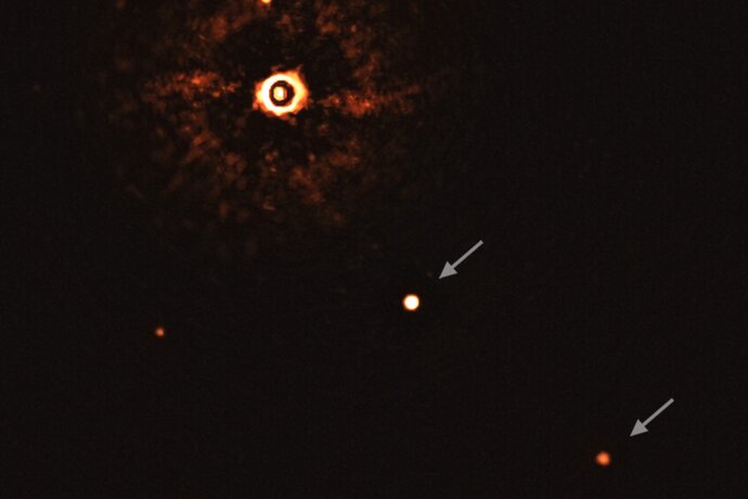 Večplanetarni sistem okrog Soncu podobne zvezde⁠